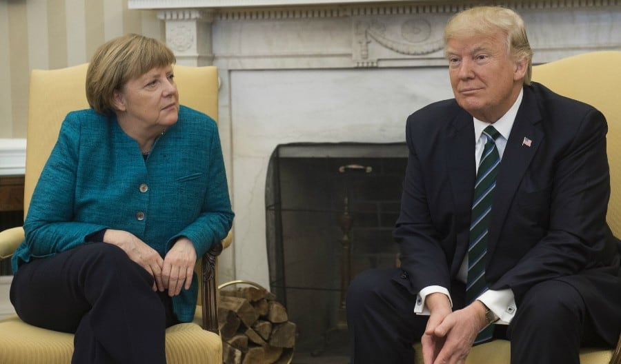 Donald Trump no le dio la mano a Angela Merkel.