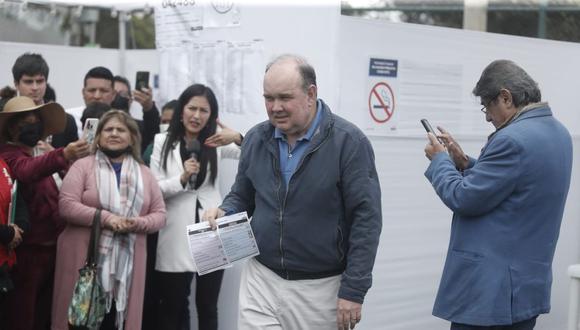 Rafael López Aliaga ejerce su voto en Miraflores. Foto: Hugo Pérez / @photo.gec