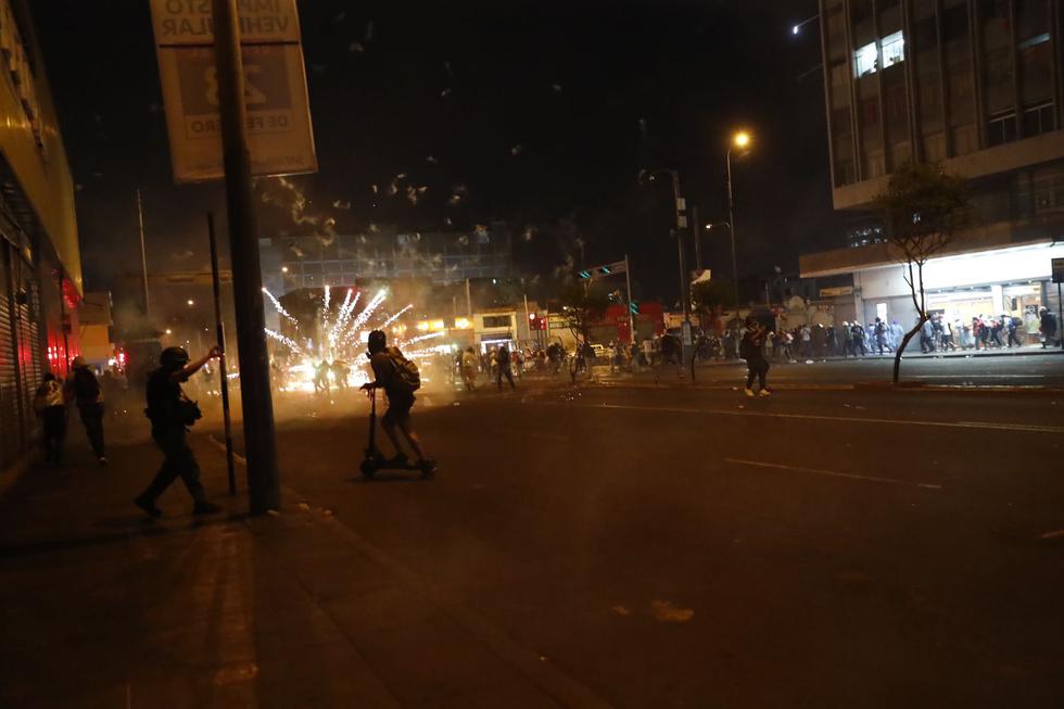 La violencia volvió a las calles del Centro de Lima. (Foto: Hugo Curorro / @photo.gec)