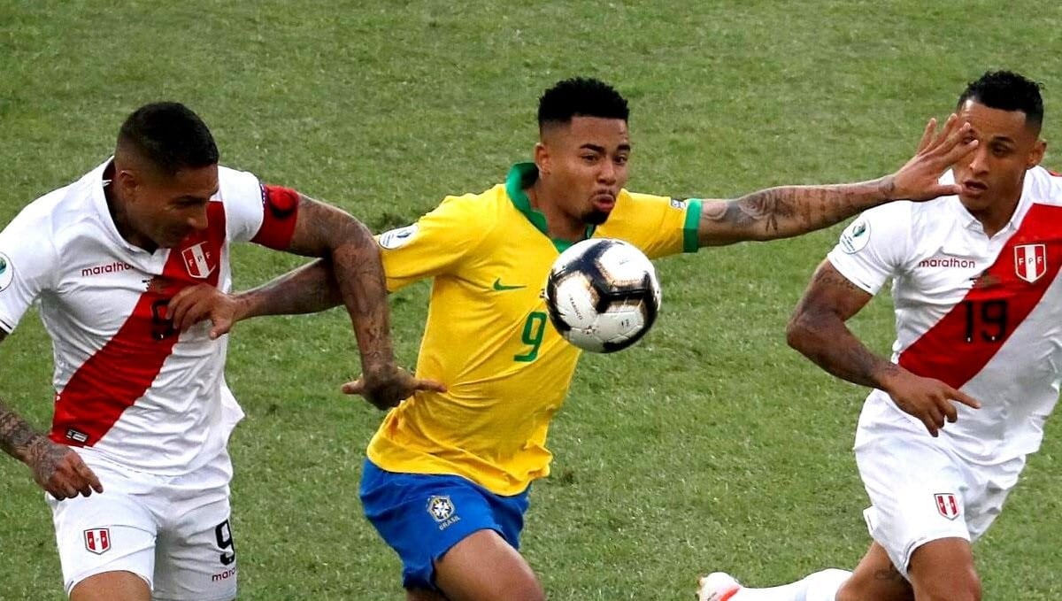 Gabriel Jesús aprovecha este error de Yotún para poner el segundo de Brasil