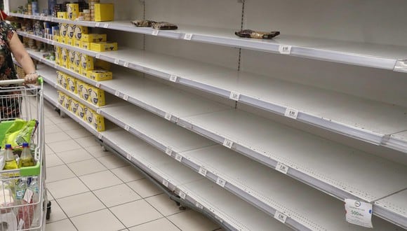 Personas dejaron así los supermercados. (Agencias)