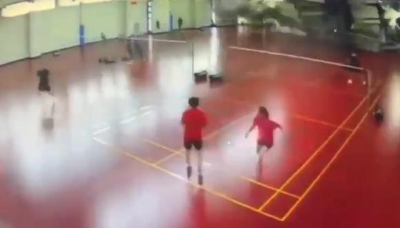 Video viral muestra el momento exacto cuando unos niños corren antes de caerse el techo del gimnasio donde practicaban. (Twitter: @EarthquakeChil1)