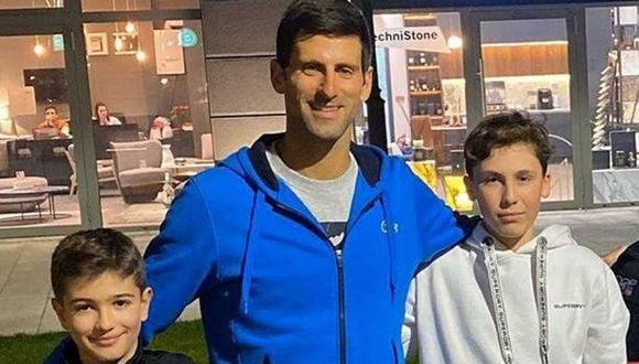 Novak Djokovic demostró su buen ánimo y sencillez con un grupo de niños.