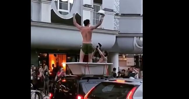 Hinchas pasean por Rusia en una bañera montada en un automóvil