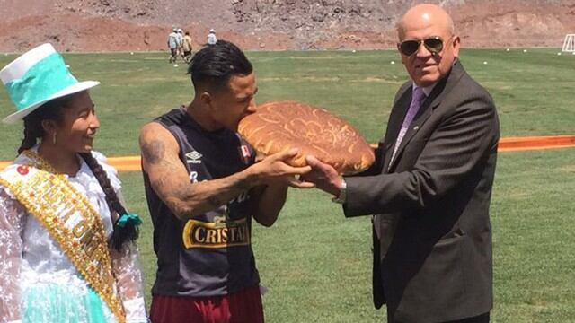 Representantes de Oropesa ofrecieron el tradicional pan Chuta de la localidad en el entrenamiento de la selección peruana