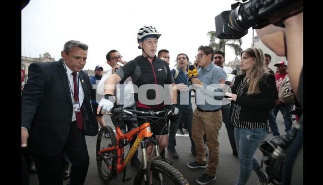 Jorge Muñoz llegó a la Municipalidad de Lima en bicicleta (Fotos: Kelvin Garcia)