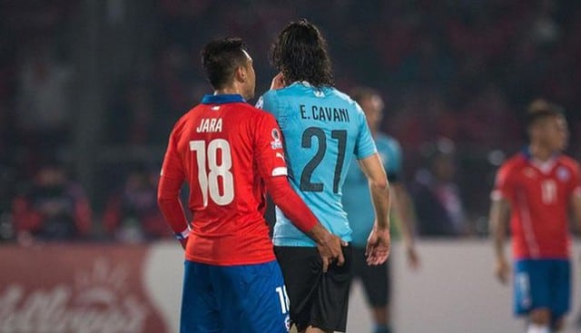 Gonzalo Jara le metió el dedo a Edinson Cavani en la Copa América 2015. (Foto: Agencias)