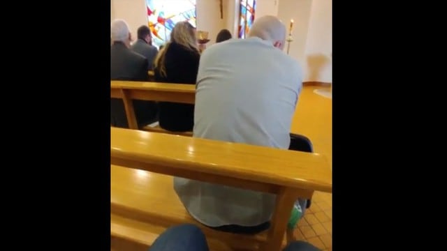 La ingeniosa manera que usa este hombre para ver fútbol en una misa