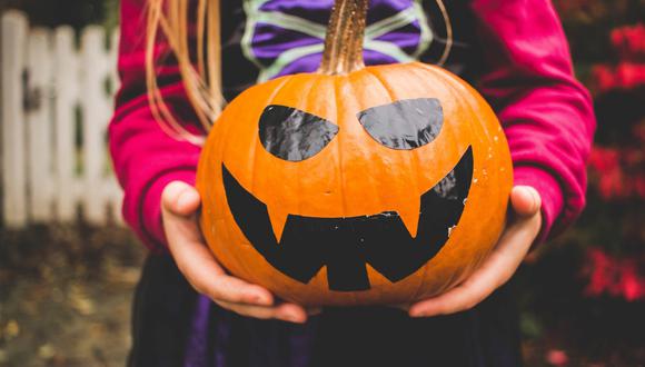 Si bien los expertos de la salud recomiendan que lo mejor es quedarse en casa, si opta por salir con sus pequeños a pedir dulces en Halloween sigan los consejos que le damos a continuación. | Crédito: Pixabay / Referencial.