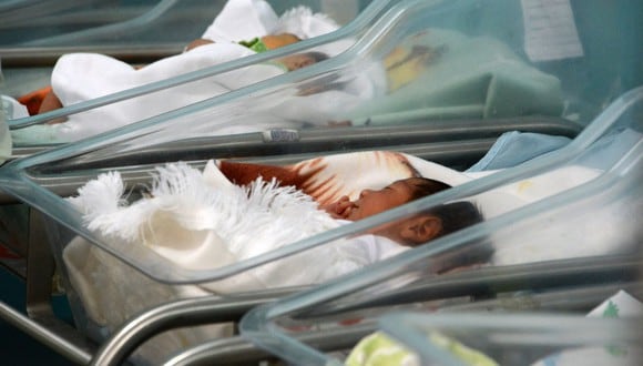 Los estudios también revelaron que se ha producido una reducción en los nacimientos de niños en hospitales, en ocasiones por el temor en algunos países a dar a luz en esos centros en tiempos de pandemia.  (Foto: ORLANDO SIERRA / AFP)