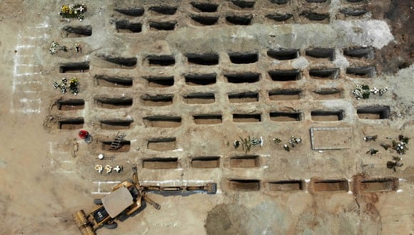 Los trabajadores cavan 300 tumbas en el Palmar Phanteon para las víctimas de COVID-19 en Acapulco, estado de Guerrero, México. El país azteca tiene el segundo mayor número de muertes de COVID-19 en América Latina después de Brasil . (Foto: AFP/FRANCISCO ROBLES)