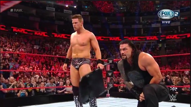 Pese a la intervención de Shane, Roman y The Miz acabaron con los rudos. (WWE)
