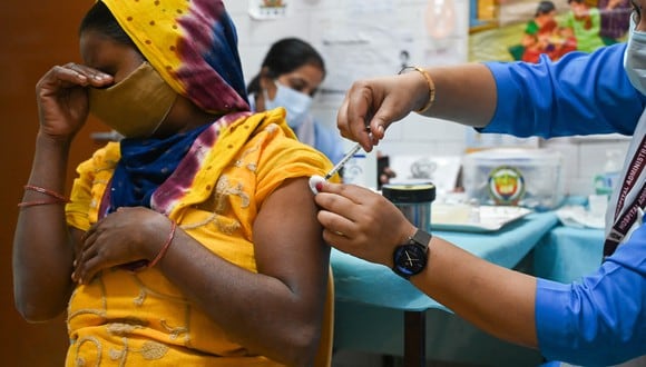 Un trabajador de la salud inocula a una mujer con una dosis de la vacuna Covaxin contra el coronavirus Covid-19 en un centro de salud en Nueva Delhi. (Foto: Prakash SINGH / AFP)