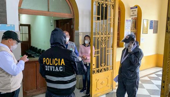 Funcionarios de Lima Norte intervienen el Hospital Nacional Sergio E. Bernales de Collique, por presuntas irregularidades en la ejecución del presupuesto para afrontar la emergencia nacional. (Foto: Ministerio Público)