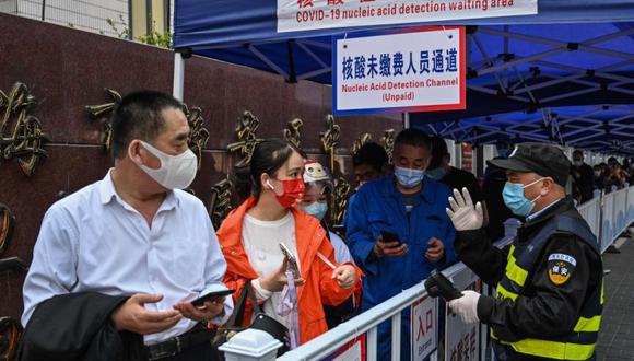 Personas hacen fila para hacerse la prueba como medida contra el coronavirus Covid-19 en el Hospital Central de Shanghai Jin'an, en Shanghai. (Foto: Hector RETAMAL / AFP)