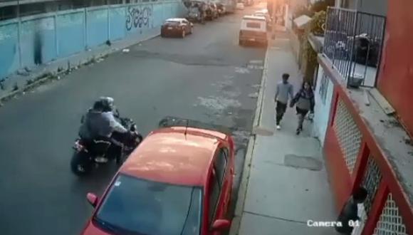 Un joven corre para evitar asalto y deja sola a su novia: video generó debate en redes. (Foto: @MrElDiablo8)