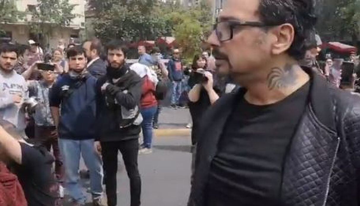 Claudio Valenzuela, vocalista de “Lucybell”, participó en las protestas en Chile por el alza de la tarifa del Metro de Santiago. (Imagen: Twitter)