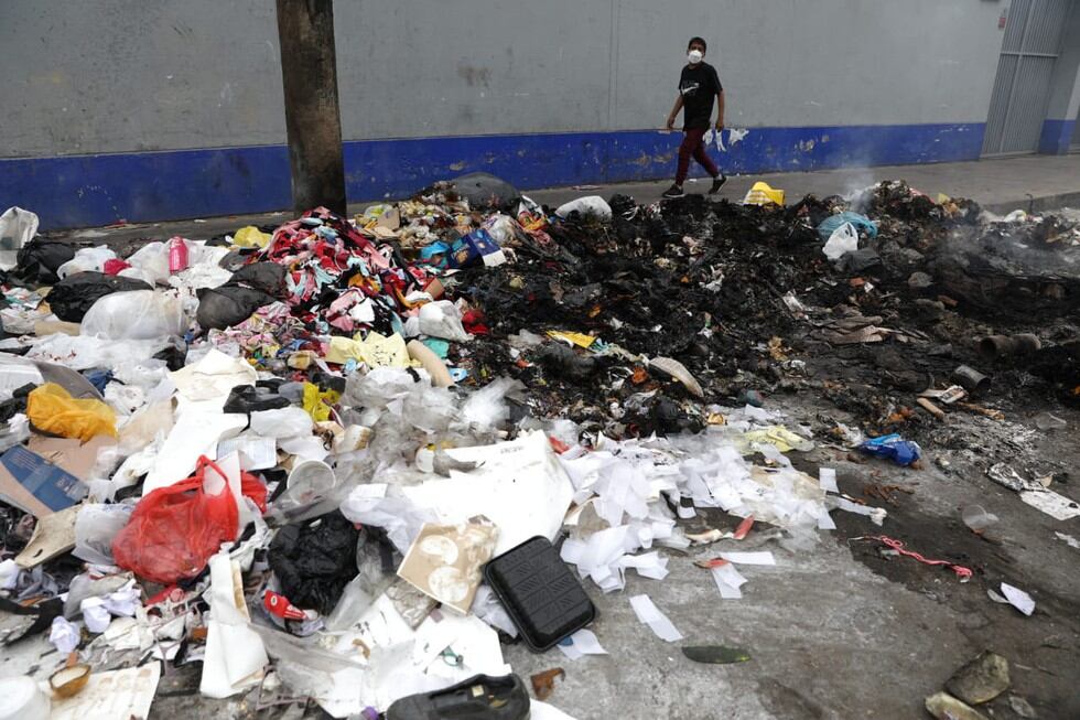 El distrito de La Victoria amaneció repleto de basura luego que cientos de personas celebraran el Año Nuevo y arrojaran sus desperdicios a la calle. Foto: Julio Reaño/@photo.gec
