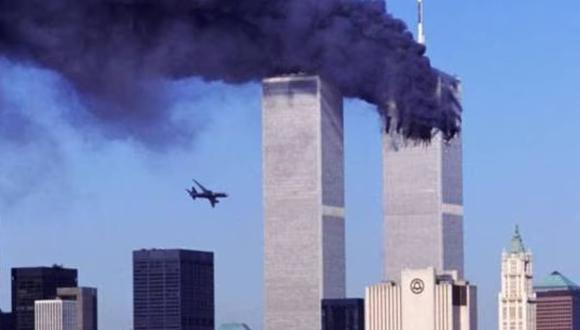 En esta foto de archivo tomada el 11 de septiembre de 2001, un avión comercial secuestrado se acerca a las torres gemelas del World Trade Center poco antes de estrellarse contra el emblemático rascacielos de Nueva York. (Foto: SETH MCALLISTER / AFP)