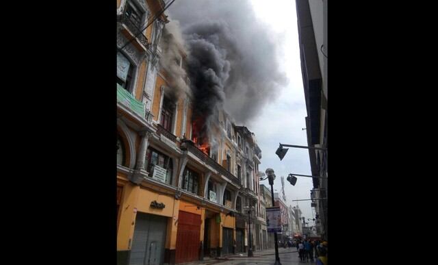 Incendio en Jirón de la Unión causa alarma en el Centro de Lima. (Fotos: Twitter)