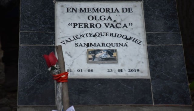 La lápida fue ubicada en el jardín posterior del comedor universitario, el lugar donde está enterrada Olga, nombre colocado en un inicio a la mascota. (Facebook/UNMSM)