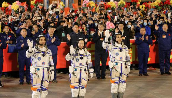El trío de astronautas despegó el pasado octubre desde el desierto de Gobi, en el noroeste de China, como parte de la segunda de las cuatro misiones tripuladas previstas entre 2021 y 2022 para ensamblar la estación Tiangong, que significa "Palacio Celestial" en mandarín.
(Foto: AFP)