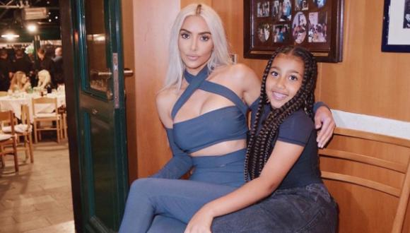 Kim Kardashian disfrutó jugando con maquillaje junto a su hija North West. (Foto: @kimkardashian / Instagram)