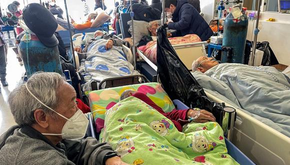 Los pacientes en camillas son atendidos en el hospital de Tongren en Shanghái, China, el 3 de enero de 2023, en medio de la pandemia de coronavirus covid-19. (Héctor RETAMAL / AFP).