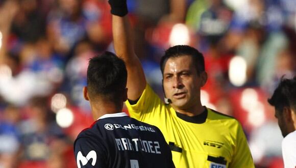 Julio Bascuñán fue removido de arbitrar el U. Católica vs. Colo Colo. (Foto: EFE)