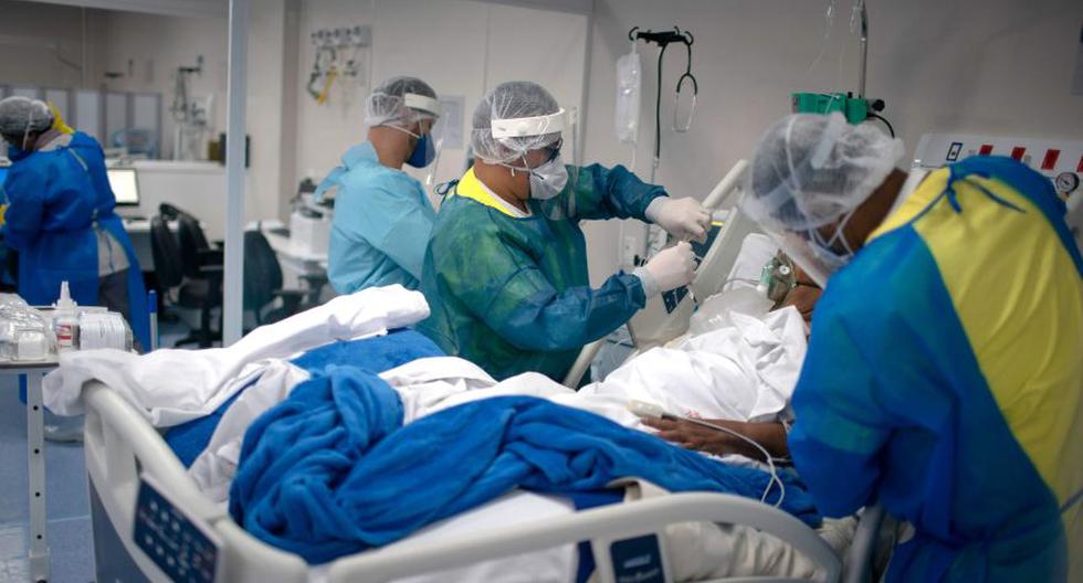 Los profesionales de la salud revisan a un paciente infectado con COVID-19 en la Unidad de Cuidados Intensivos. (AFP / Mauro Pimentel).
