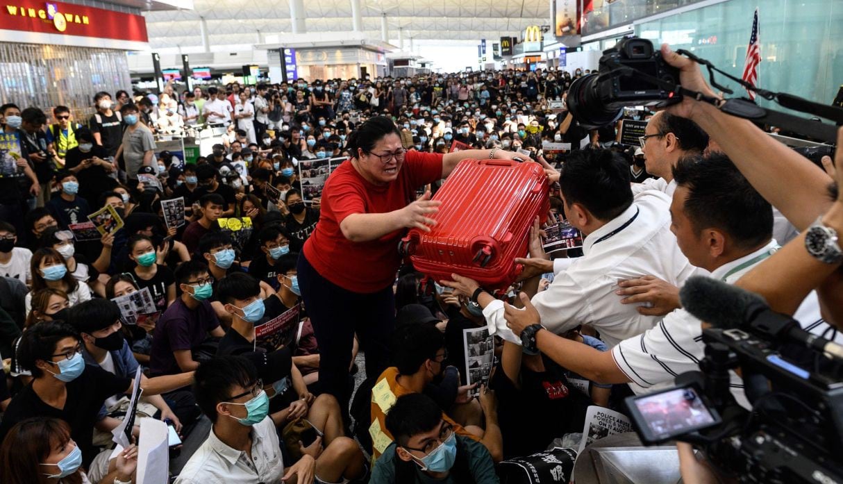 En el quinto día de una movilización sin precedentes en el octavo aeropuerto mundial, los manifestantes endurecieron la protesta con el bloqueo de los pasillos que conducen a las zonas de embarque.&nbsp;(Foto: AFP)