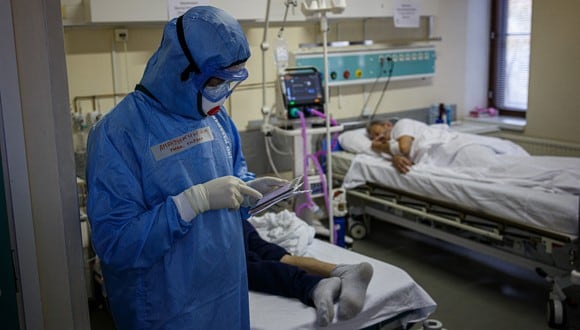 Rusia es actualmente el primer país del mundo -y de Europa- con más muertes diarias por coronavirus, por delante de Ucrania. (Foto: Dimitar DILKOFF / AFP)