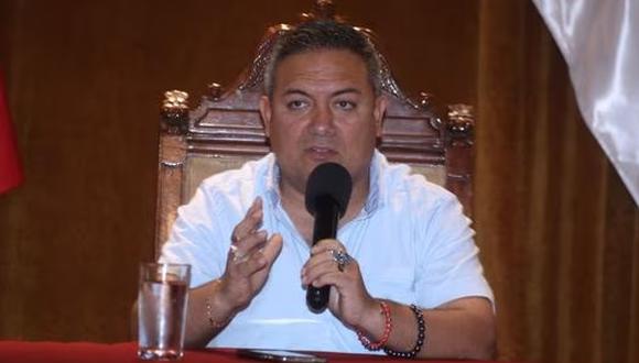 El alcalde de Trujillo, Arturo Fernández Bazán, volvió a agredir a una mujer de prensa cuando esta le consultaba sobre la rehabilitación de las pistas en la capital trujillana, dañadas por los huaicos y lluvias de hace unas semana