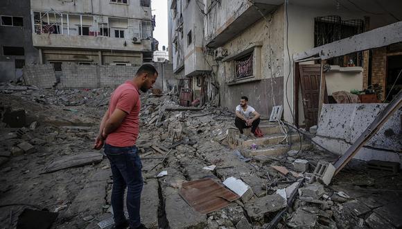 Los palestinos inspeccionan una calle destruida tras un ataque israelí en la ciudad de Gaza, el 13 de mayo de 2021.  (Foto: EFE/EPA/MOHAMMED SABER)