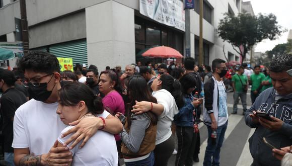 Personas permanecen en las calles hoy, después de activarse la alerta sísmica en la Ciudad de México (México). (Foto: EFE/Sáshenka Gutiérrez)