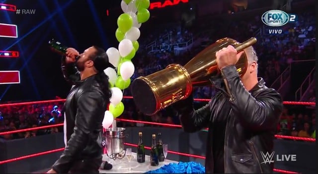 'El mejor en el mundo' Shane McMahon celebró su victoria en Super ShowDown. (Captura Fox Sports 2)