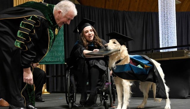 Perrito se graduó al lado de su dueña discapacitada tras acompañarla durante su maestría