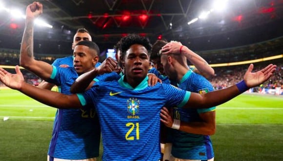 Brasil festeja el 1-0 ante Inglaterra en el Wembley (Foto: AP)