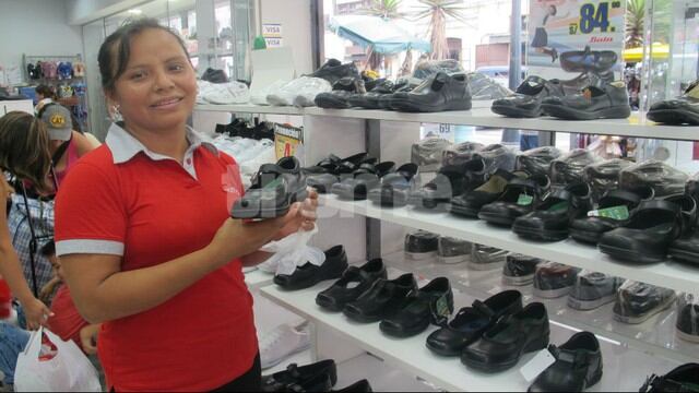 Crece la demanda de uniformes y zapatos escolares. Tiendas, galerías y Expoferias en Lima lanzan sus promociones y ‘combos’. (FOTOS Y VIDEO: Isabel Medina / Trome)