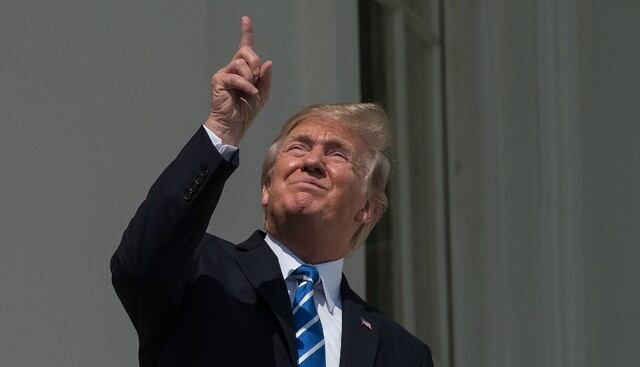 Donald Trump observó el eclipse solar sin lentes.