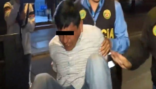 Indignados comerciantes detienen y golpean a pervertido que le mostró sus partes íntimas a niñita de 13 años. Foto: Captura de América Noticias
