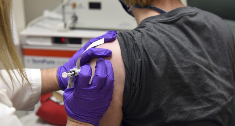 Imagen referencial. Paciente inscrito en el ensayo clínico de una vacuna contra el coronavirus recibe una inyección. (University of Maryland School of Medicine / AP).