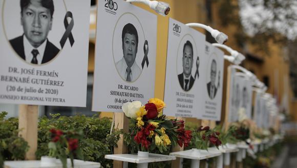 Carteles con los retratos de los médicos que murieron luchando contra el coronavirus fueron colocados en las instalaciones del Colegio Médico del Perú. (Foto: archivo/ Anthony Niño de Guzmán / GEC)