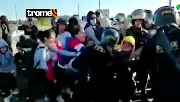 Policía se pelea con extranjeros indocumentados que quieren entrar al Perú. Foto: Captura América TV.