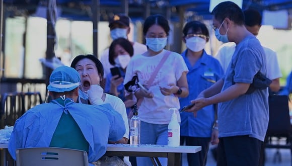 Las autoridades chinas desplegaron tests masivos, cerraron lugares turísticos, escuelas y recintos de entretenimiento. (Foto: Noel Celis / AFP)