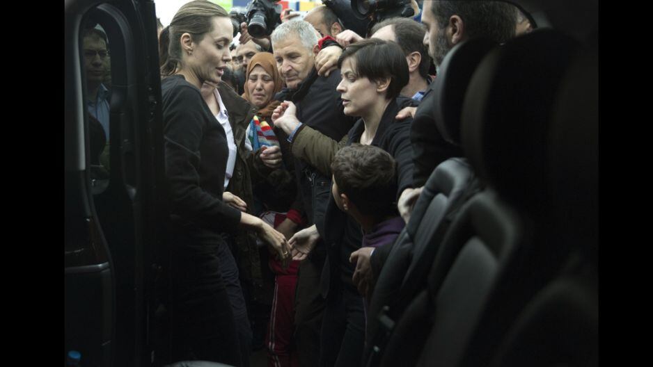A pesar de la intensa lluvia, Angelina Jolie visitó a los refugiados sirios e iraquíes en Grecia.  (Foto: Agencias)