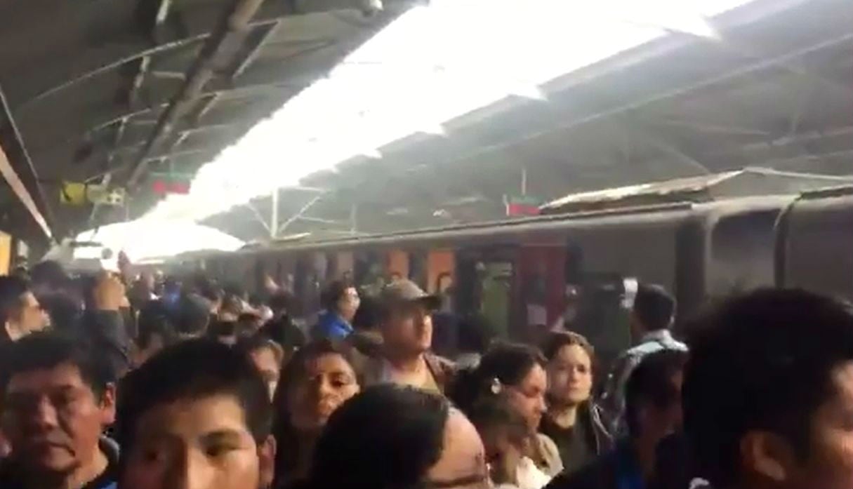 Evacuaron a pasajeros en la estación San Carlos por presunto cortocircuito. Foto: Captura de Twitter