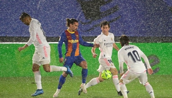 Real Madrid y Barcelona se verán las caras en octubre y marzo de la próxima temporada de LaLiga. (Foto: EFE)
