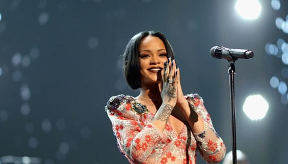 Rihanna demostró su sencillez y empatía al colaborar con el trabajo de un grupo de mozos. (Foto: Getty Images)