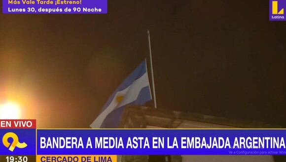 La embajada de Argentina colocó la bandera a media asta en señal de duelo por la muerte del exfutbolista Diego Armando Maradona. (Latina)